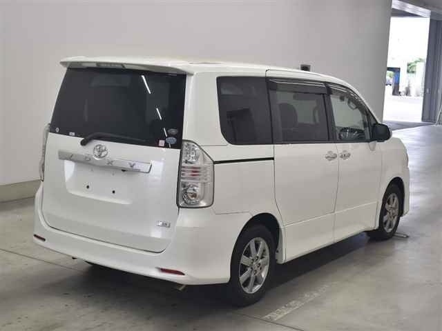 TOYOTA VOXY 2010