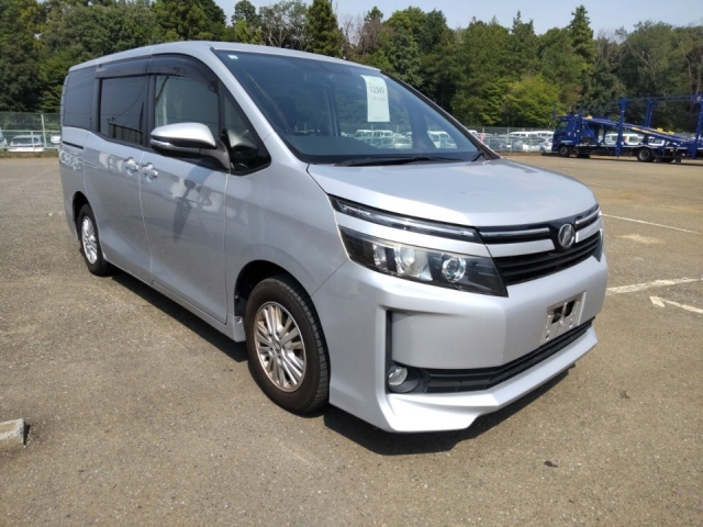 TOYOTA VOXY 2014