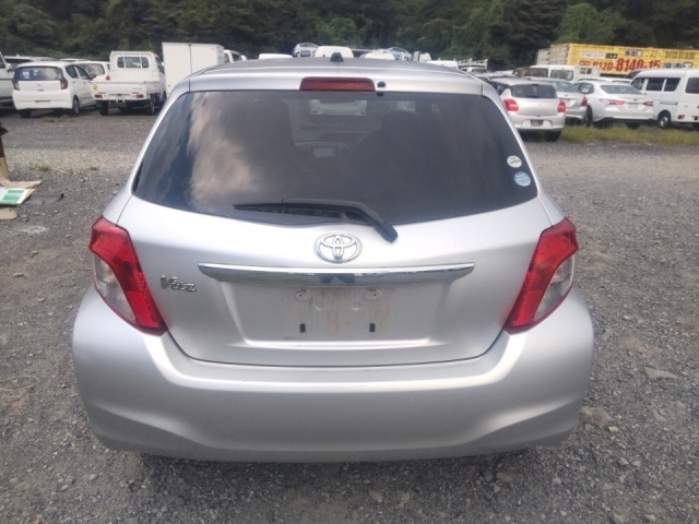 TOYOTA VITZ 2011