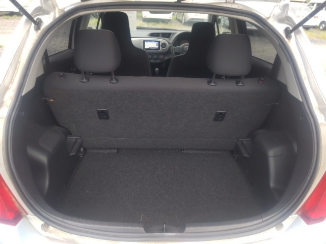 TOYOTA VITZ 2011