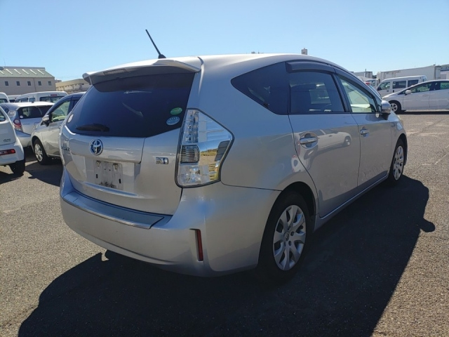 TOYOTA PRIUS ALPHA 2012