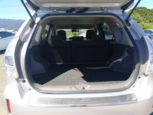 TOYOTA PRIUS ALPHA 2012