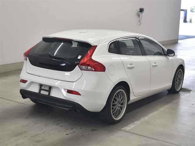VOLVO V40 2015
