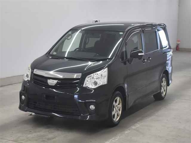 TOYOTA NOAH 2013