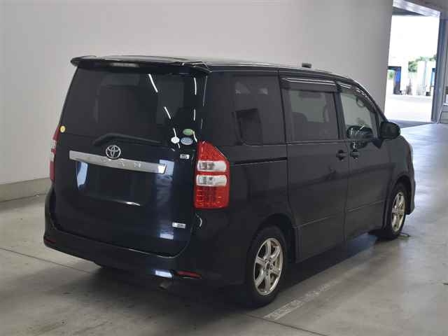 TOYOTA NOAH 2013