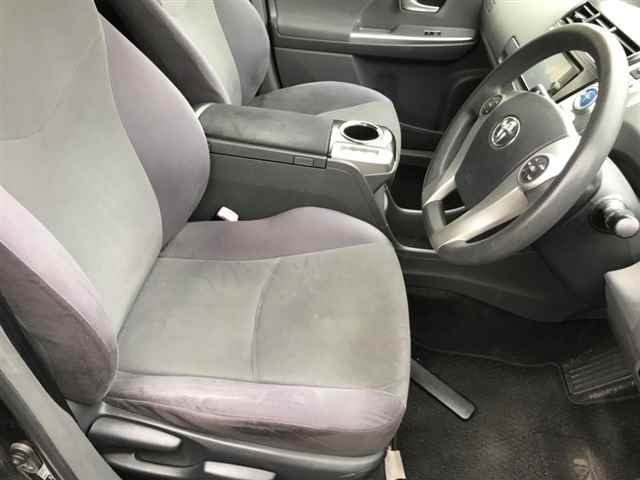 TOYOTA PRIUS ALPHA 2013