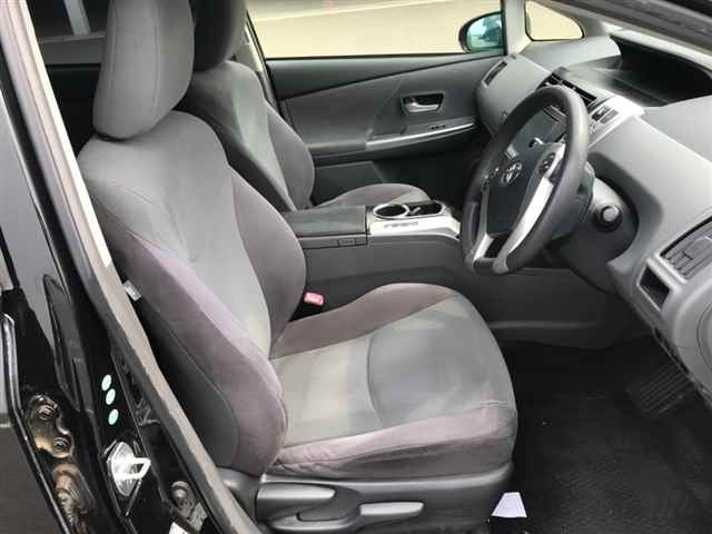 TOYOTA PRIUS ALPHA 2013