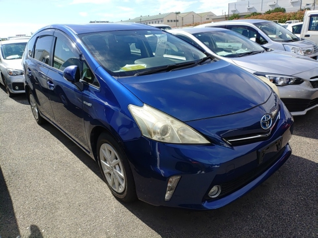 TOYOTA PRIUS ALPHA 2013