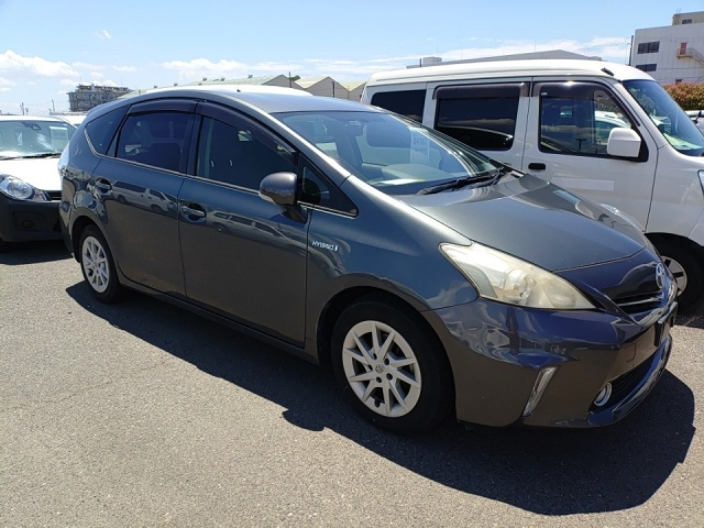 TOYOTA PRIUS ALPHA 2013