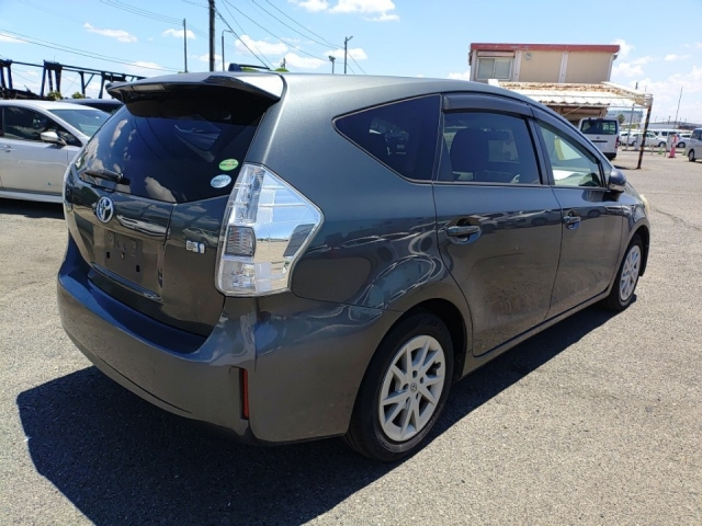 TOYOTA PRIUS ALPHA 2013