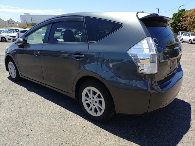 TOYOTA PRIUS ALPHA 2013