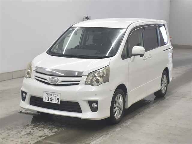TOYOTA NOAH 2013