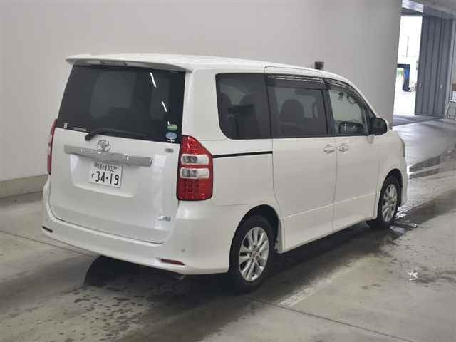 TOYOTA NOAH 2013