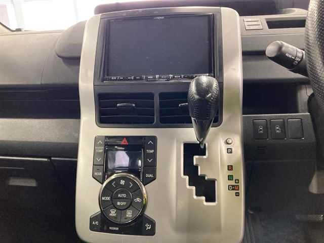 TOYOTA NOAH 2013