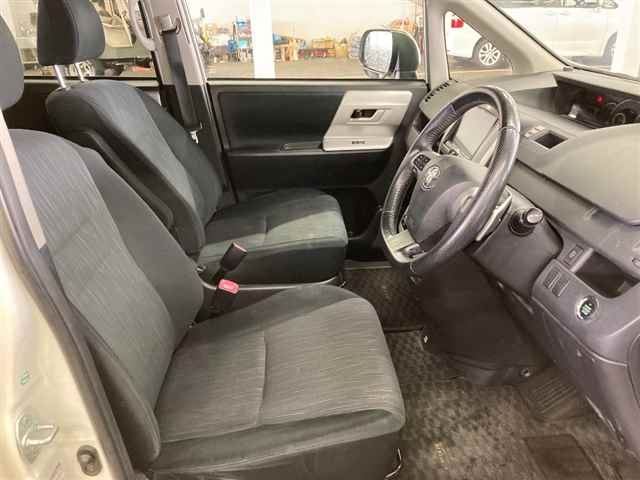 TOYOTA NOAH 2013