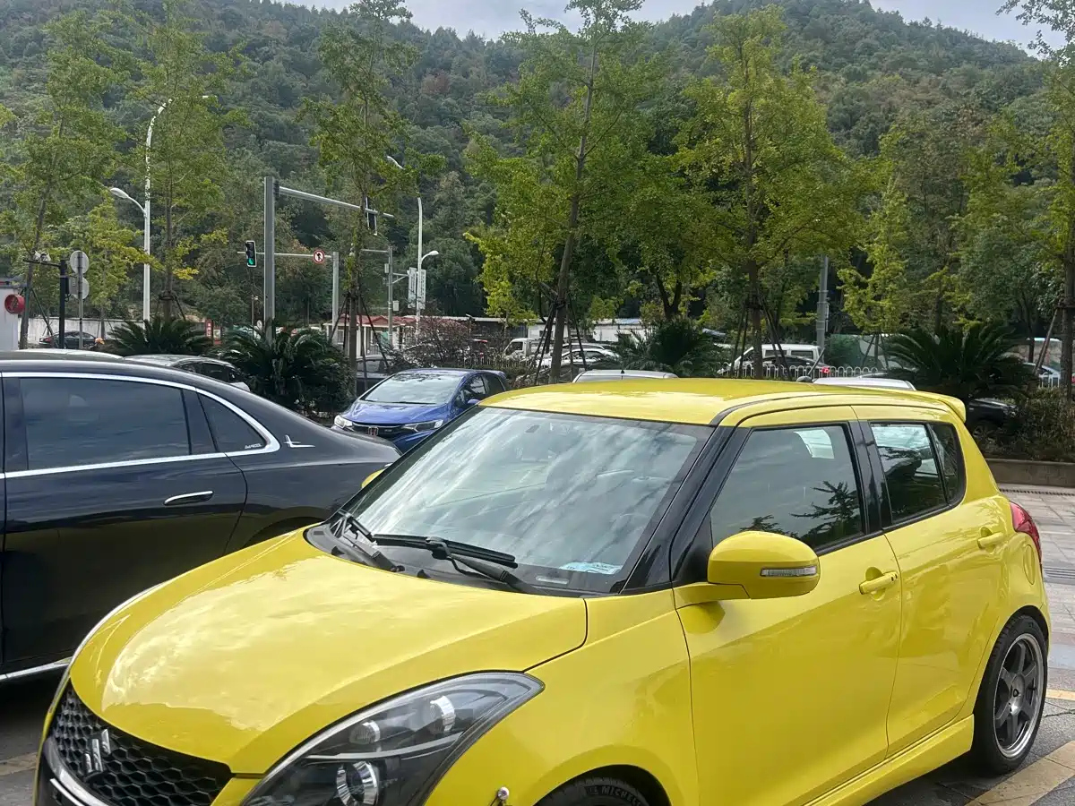 SUZUKI SWIFT 2015